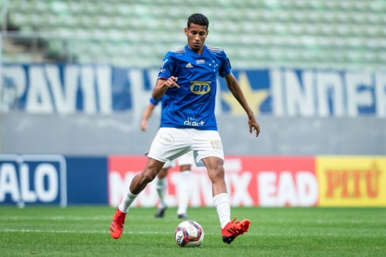 Cruzeiro se apressa e tenta resolver situação de Adriano