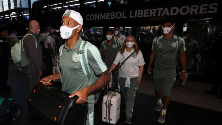 Palmeiras desembarca no Uruguai com recepção de parte da torcida