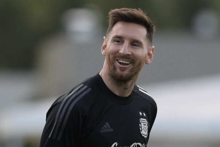 Recuperado de dores no joelho, Messi está disponível para enfrentar o Uruguai
