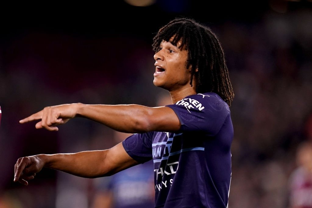 Newcastle estuda contratação de zagueiro do Manchester City