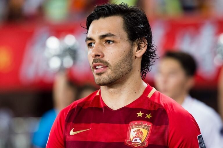 Especulado em Inter e Palmeiras, Ricardo Goulart assina rescisão com Guangzhou e fica livre no mercado