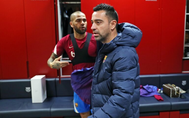 Xavi elogia retorno de Daniel Alves ao Barcelona: “Ele é incrível”