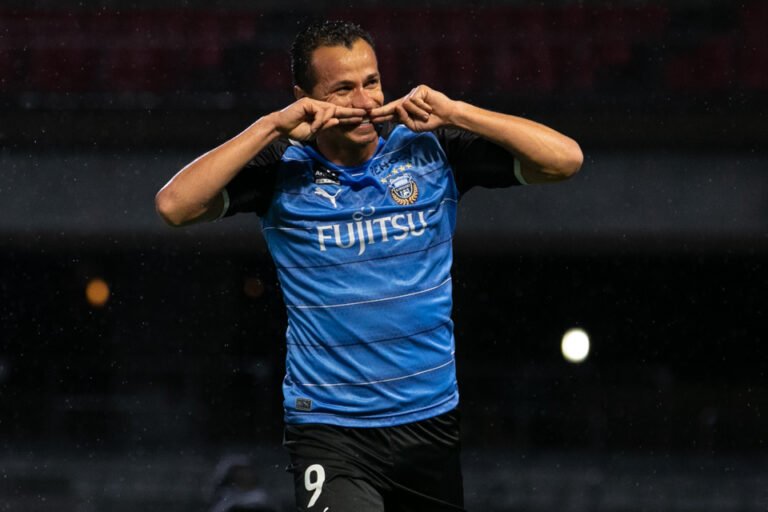 Leandro Damião renova com clube japonês e acaba com as chances de retorno ao Inter