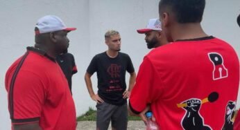 Membros de torcida organizada do Fla comparecem ao Ninho do Urubu para conversa com Andreas Pereira