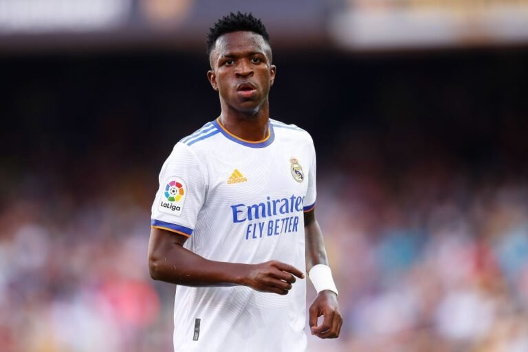 Manchester United prepara oferta para tirar Vinicius Junior do Real Madrid, diz jornal