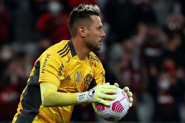 Diego Alves é preservado da partida contra o Corinthians; Hugo Souza segue como titular