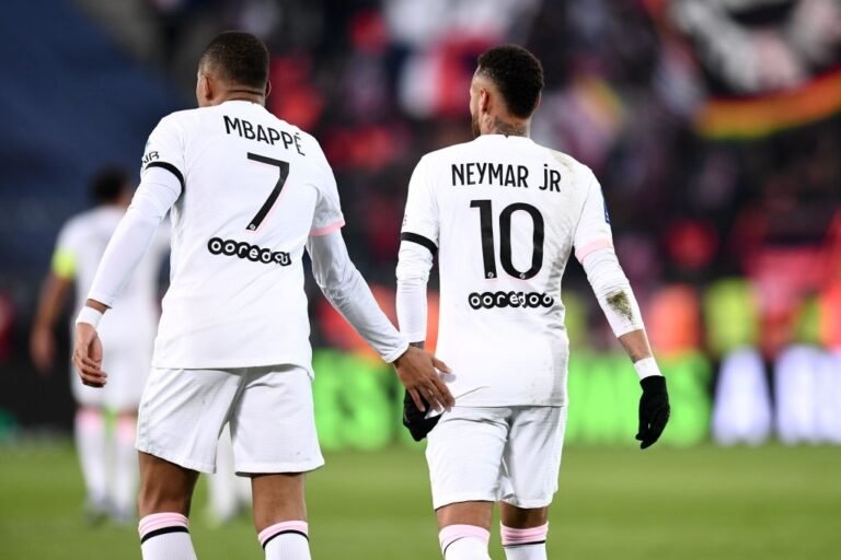 PSG cogita vender Neymar para manter Mbappé, diz jornal