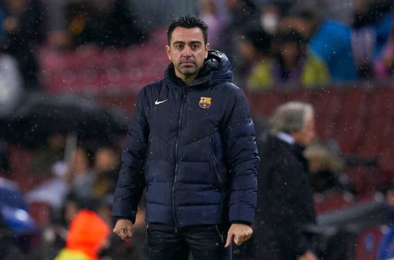 Xavi pede, e Barcelona deverá negociar três jogadores