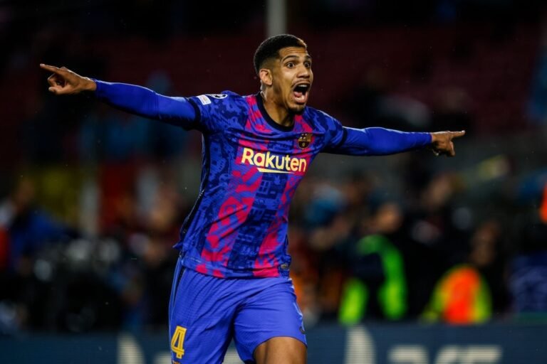 Chelsea prepara oferta pelo zagueiro Ronald Araújo, do Barcelona