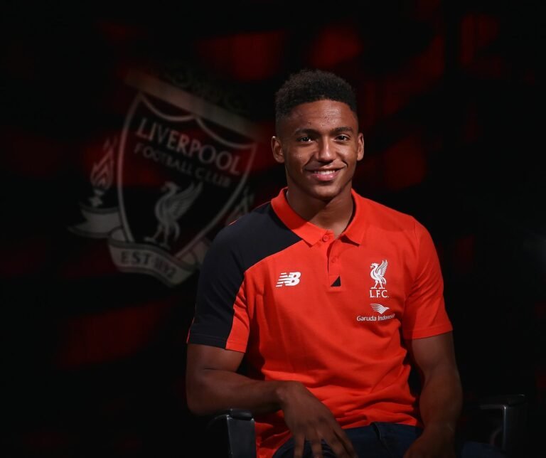 Steven Gerrard pede a contratação de jovem zagueiro do Liverpool