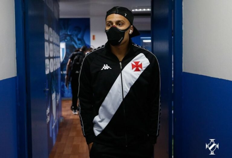 Léo Jabá faz autocrítica sobre passagem no Vasco e revela desejo pelo acesso