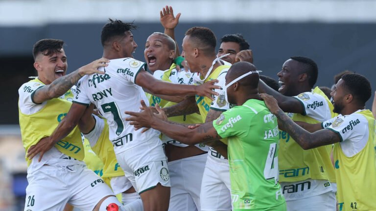Palmeiras vence Santos, chega à quinta vitória consecutiva e se mantém na cola do Galo