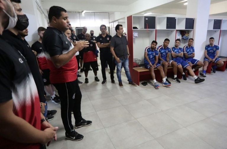 Elenco do Santa Cruz se reapresenta com menos de 15 jogadores e clube espera novas chegadas
