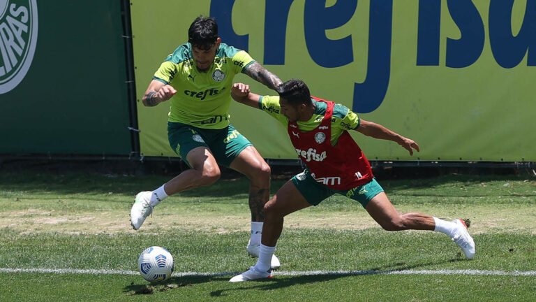 Elenco do Palmeiras treina com uma ausência