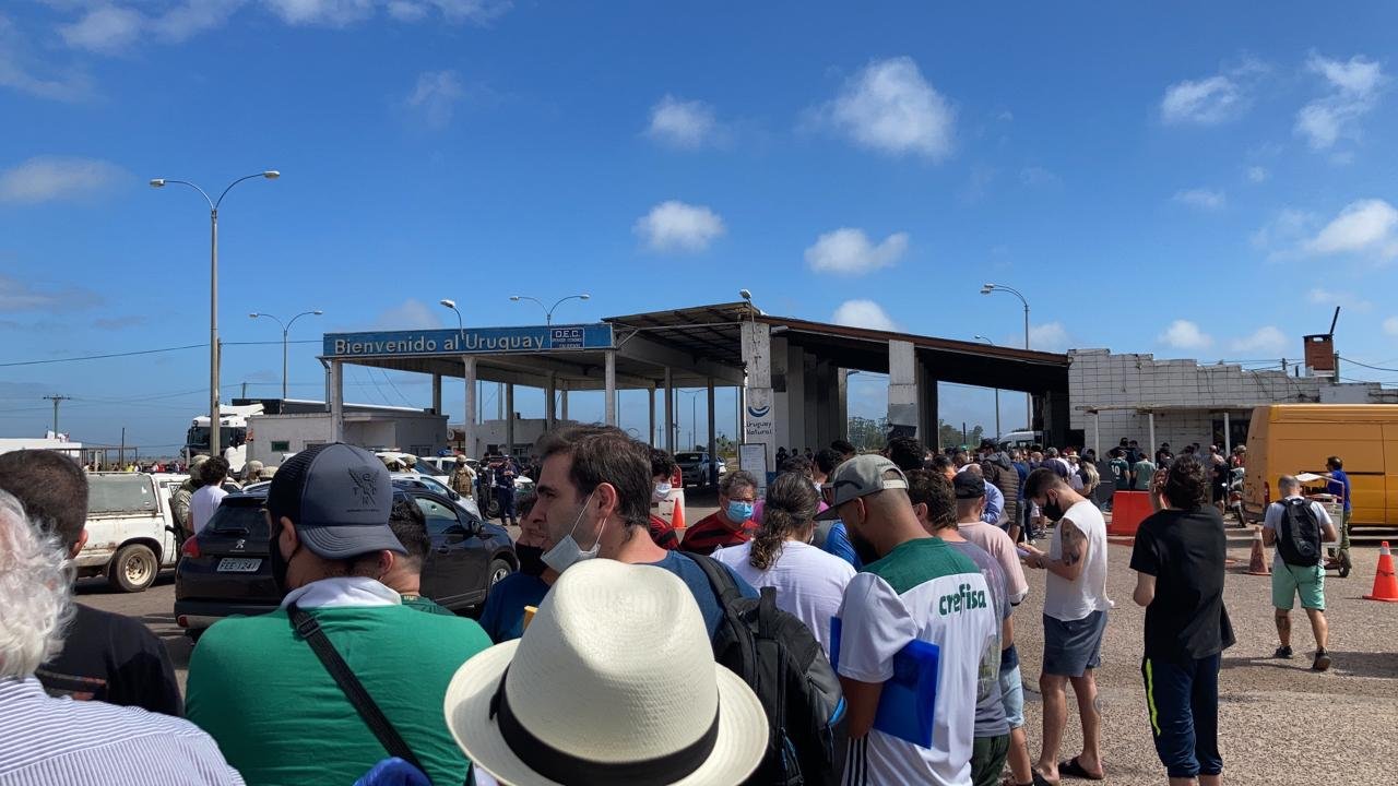 Fila na fronteira Brasil-Uruguai, no Chuí. Foto: Arquivo pessoal.