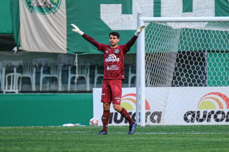 Emprestado pelo Inter, Keiller brilha na derrota da Chapecoense para o Corinthians