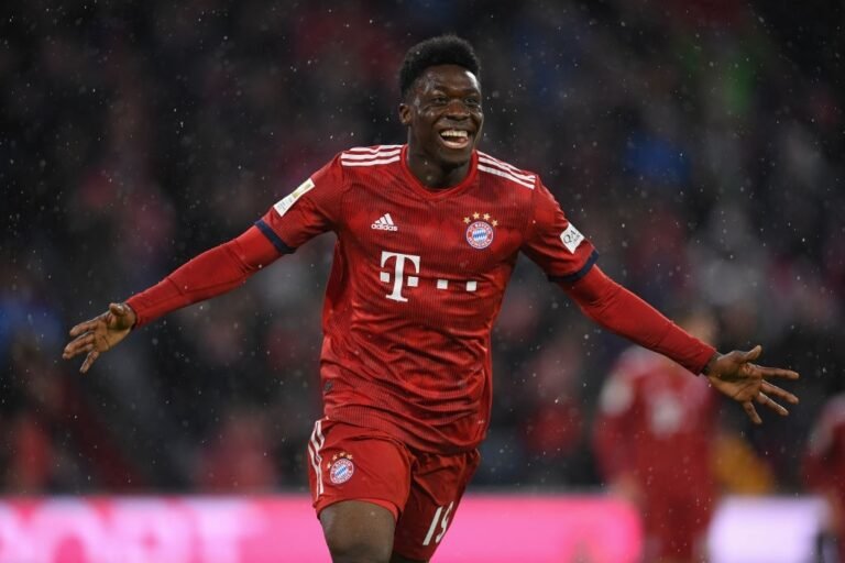 Alphonso Davies chega a 100 jogos pelo Bayern de Munique