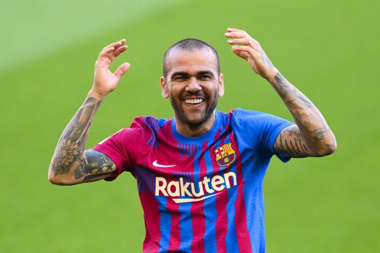 Sem Daniel Alves, Barcelona divulga lista de relacionados para o dérbi catalão