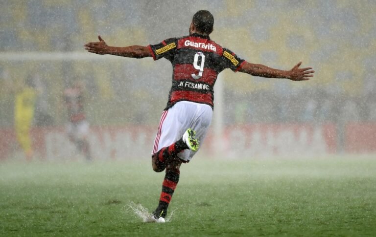 Ex-atacante do Flamengo exalta Gabigol nas redes sociais