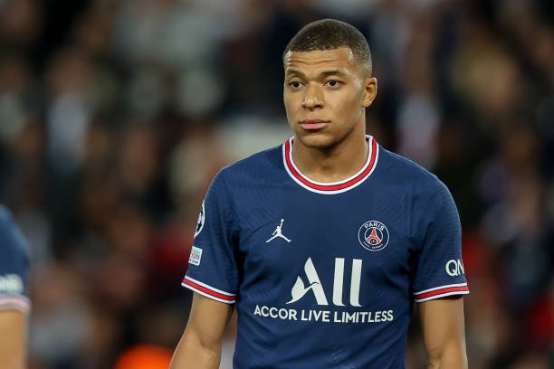 PSG oferece faixa a Mbappé para tentar a renovação de contrato