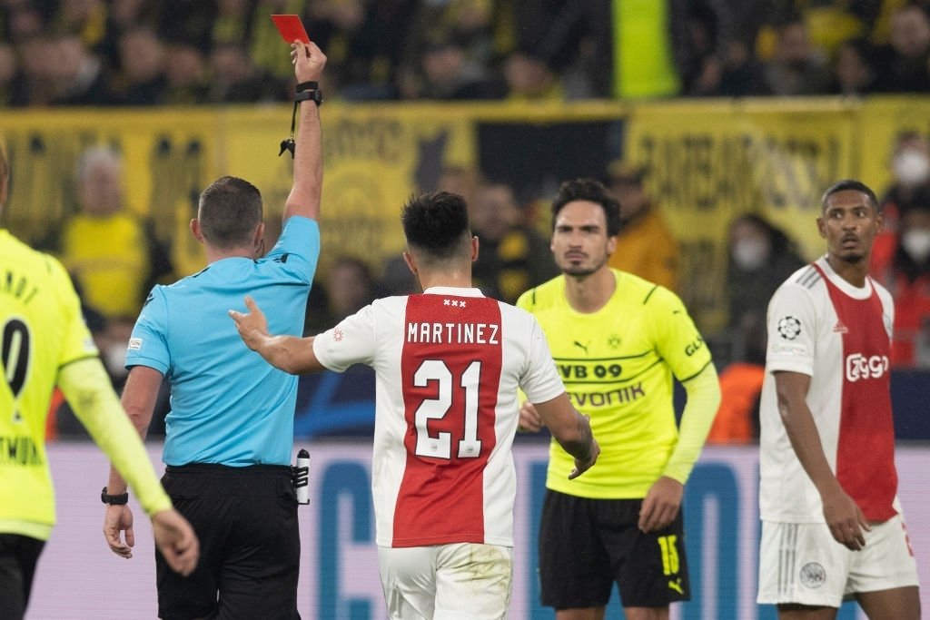 Com direito a expulsão e de virada, Ajax vence o Borussia Dortmund e complica situação dos alemães