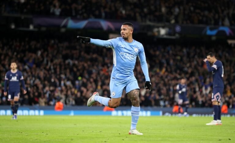 Manchester City vence de virada e assume liderança do grupo A