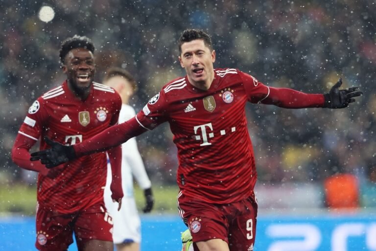 Com gol de bicicleta, Robert Lewandowski assume a artilharia da Champions