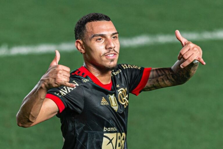 Atalanta monitora dupla do Flamengo e pode enviar proposta em janeiro