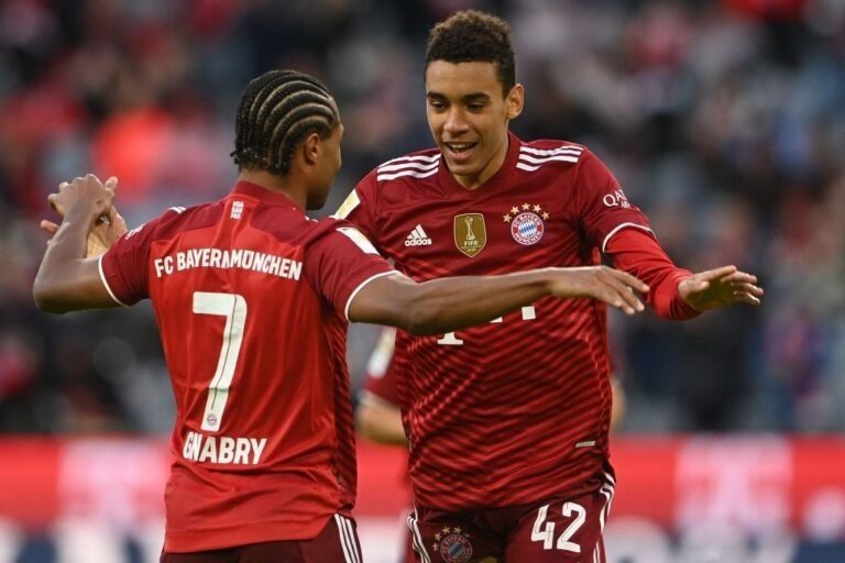 Dois dos cinco jogadores afastados do Bayern de Munique decidem tomar a vacina contra a Covid-19
