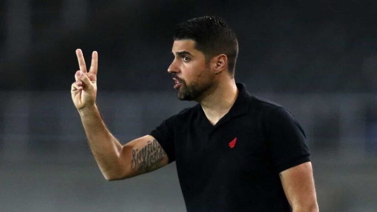 António Oliveira é a principal opção de treinador para o Vasco em 2022