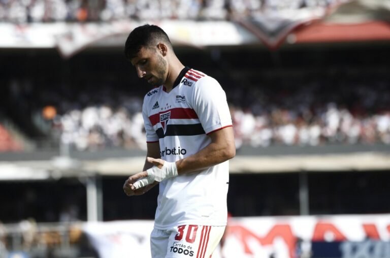 São Paulo faz acordo com o STJD, e Calleri só é multado por expulsão