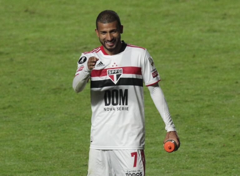Após rescindir com São Paulo, Joao Rojas entra na mira de três clubes