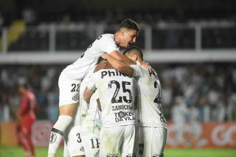 Com apoio da torcida, Santos vence mais uma na Vila Belmiro