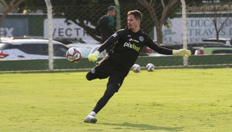 Antes de duelo decisivo, Tadeu destaca invencibilidade do Goiás e ressalta bom momento
