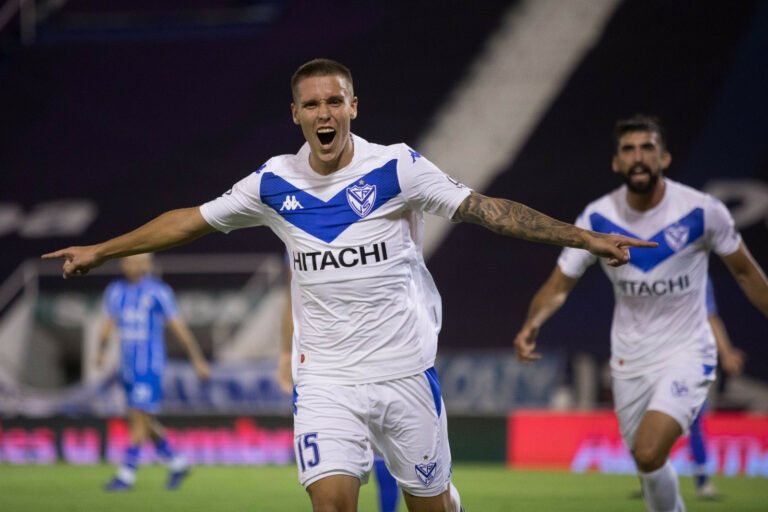 Palmeiras demonstra interesse em volante do Vélez e prepara oferta