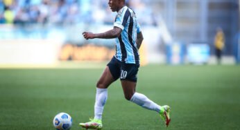 Douglas Costa leva o terceiro amarelo ao ser substituído e desfalca o Grêmio contra o Corinthians