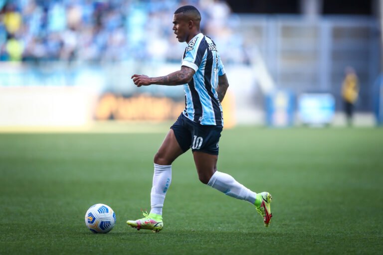 Douglas Costa leva o terceiro amarelo ao ser substituído e desfalca o Grêmio contra o Corinthians