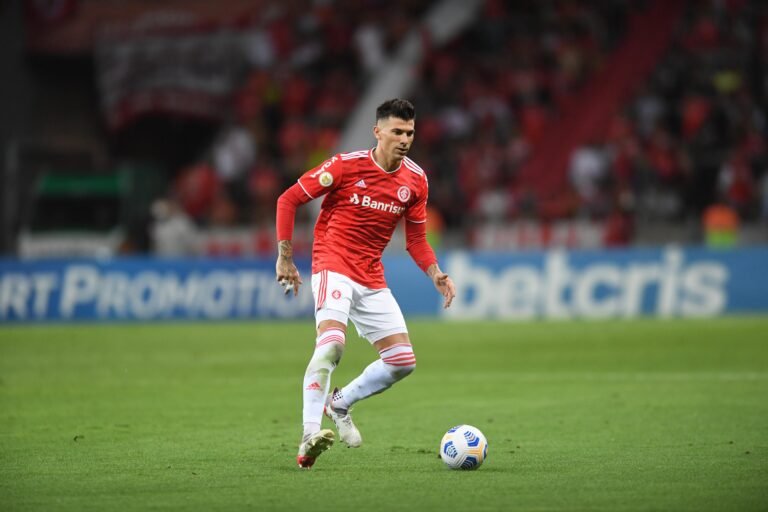 Inter estuda trocar Víctor Cuesta por atacante do São Paulo, diz site