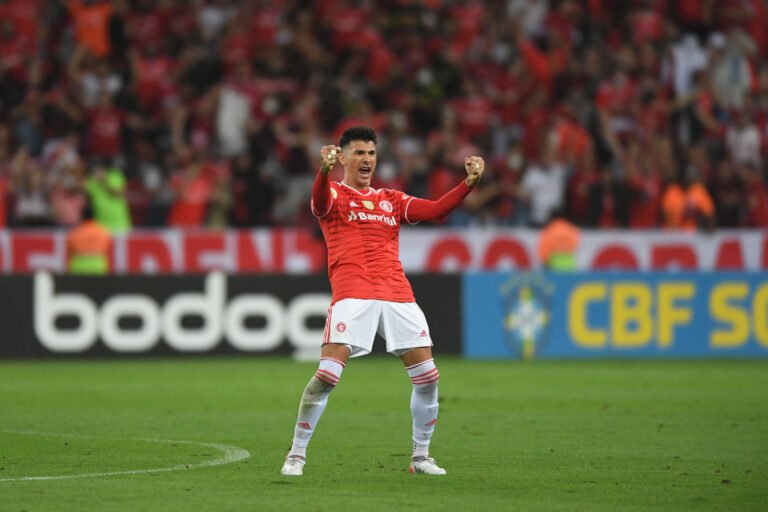 Na mira de São Paulo e Flamengo, Víctor Cuesta renova com o Inter