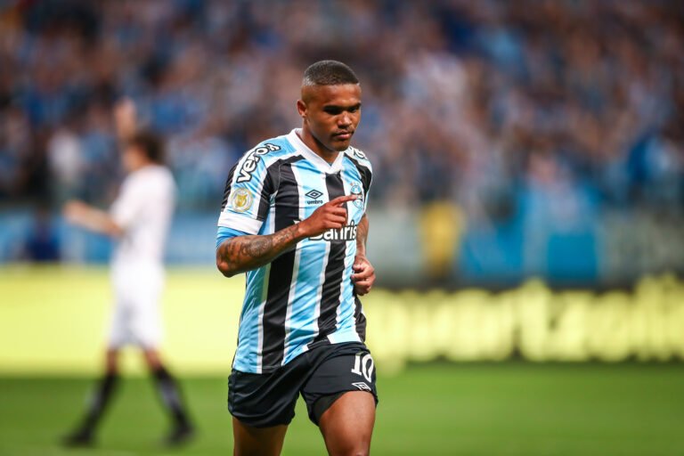 Investidor e conversa com Ceni: os bastidores da possível chegada de Douglas Costa ao São Paulo