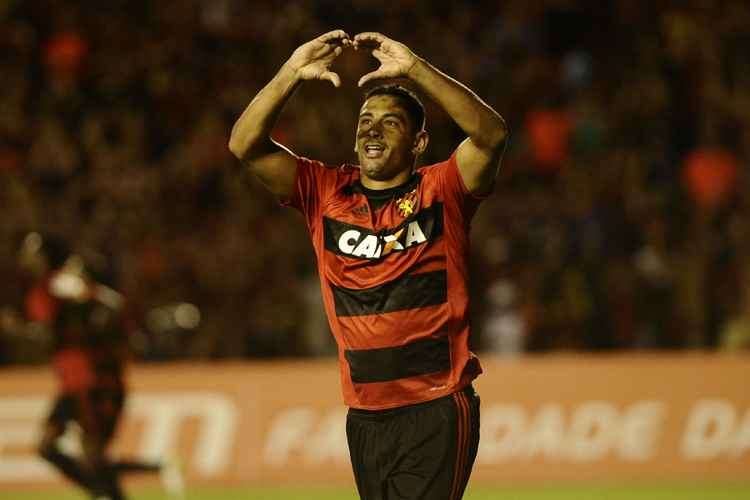 Dirigente do Sport admite interesse na contratação de Diego Souza