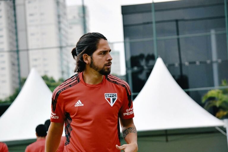 Benítez aceitou reduzir o salário para jogar no Grêmio; veja valores