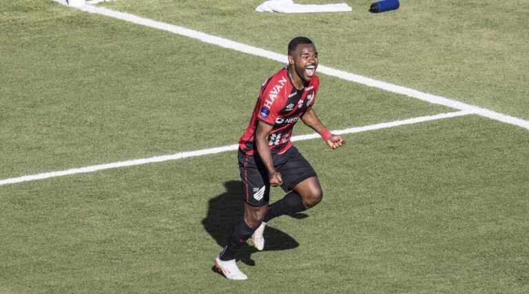 Inter tem negociações adiantadas com o meia Nikão, diz jornalista