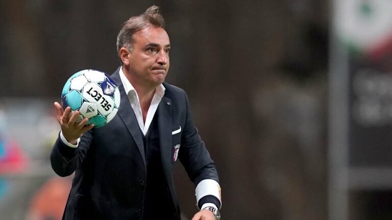 Flamengo tem concorrência do Besiktas na briga para contratar Carlos Carvalhal