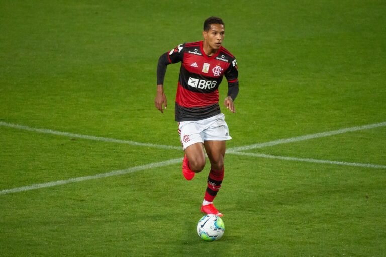 Fiorentina está interessada em João Lucas e prepara oferta ao Flamengo