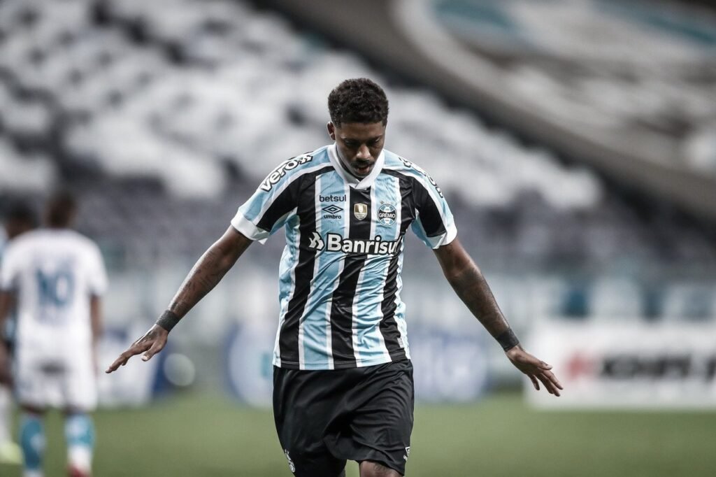 Grêmio encaminha saída de Jean Pyerre para o futebol espanhol