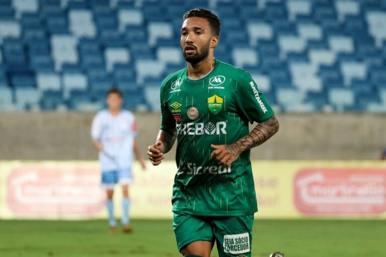 Cuiabá rescinde contrato de Clayson após acusação de agressão a mulher