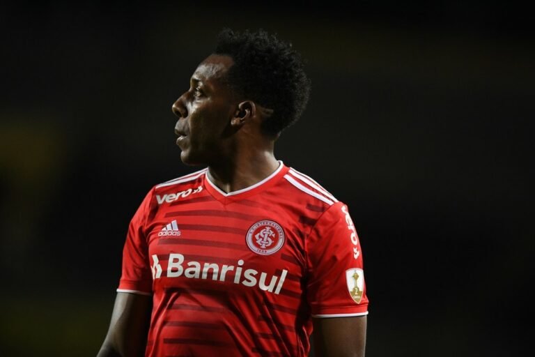 Inter encaminha permanência de Moisés