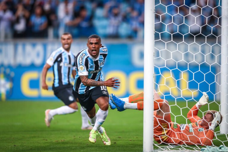 Douglas Costa não é liberado para comemorar a festa do seu casamento e exclui fotos com a camisa do Grêmio