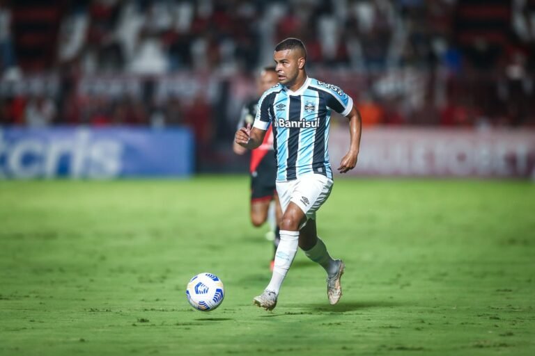 Muricy pede a contratação do atacante Alisson, do Grêmio